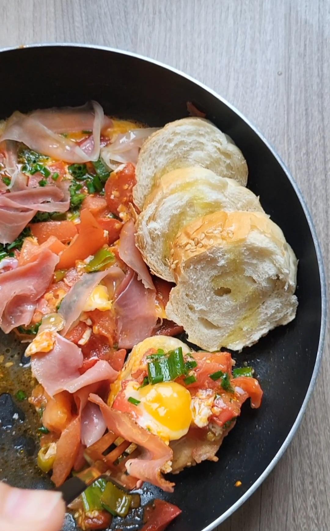 Jaja sadzone na pomidorach z szynką parmeńską